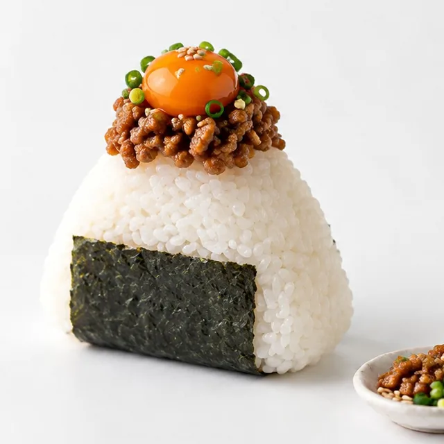 そぼろと卵黄をのせたおむすび